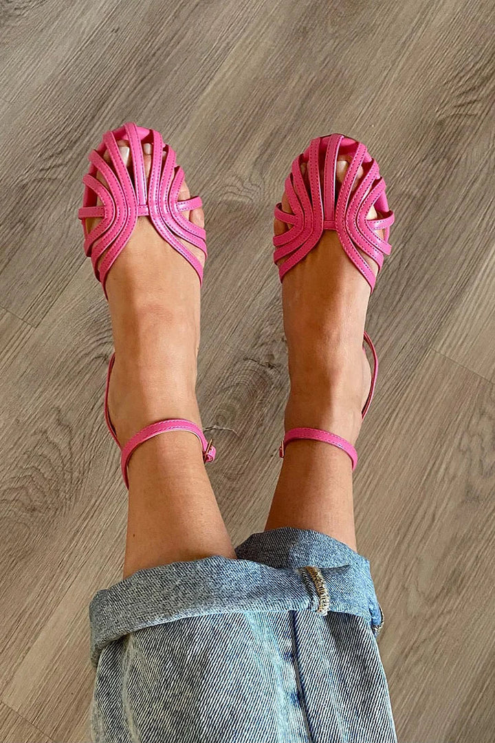 Katinka | Gullfargede sandaler med vifteformet design