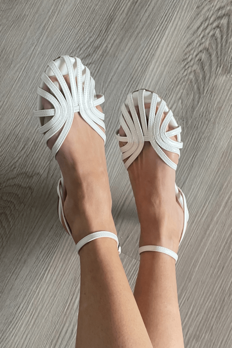Katinka | Gullfargede sandaler med vifteformet design