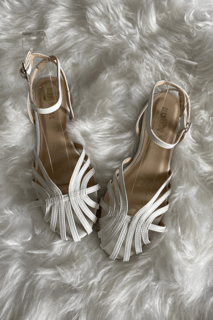 Katinka | Gullfargede sandaler med vifteformet design