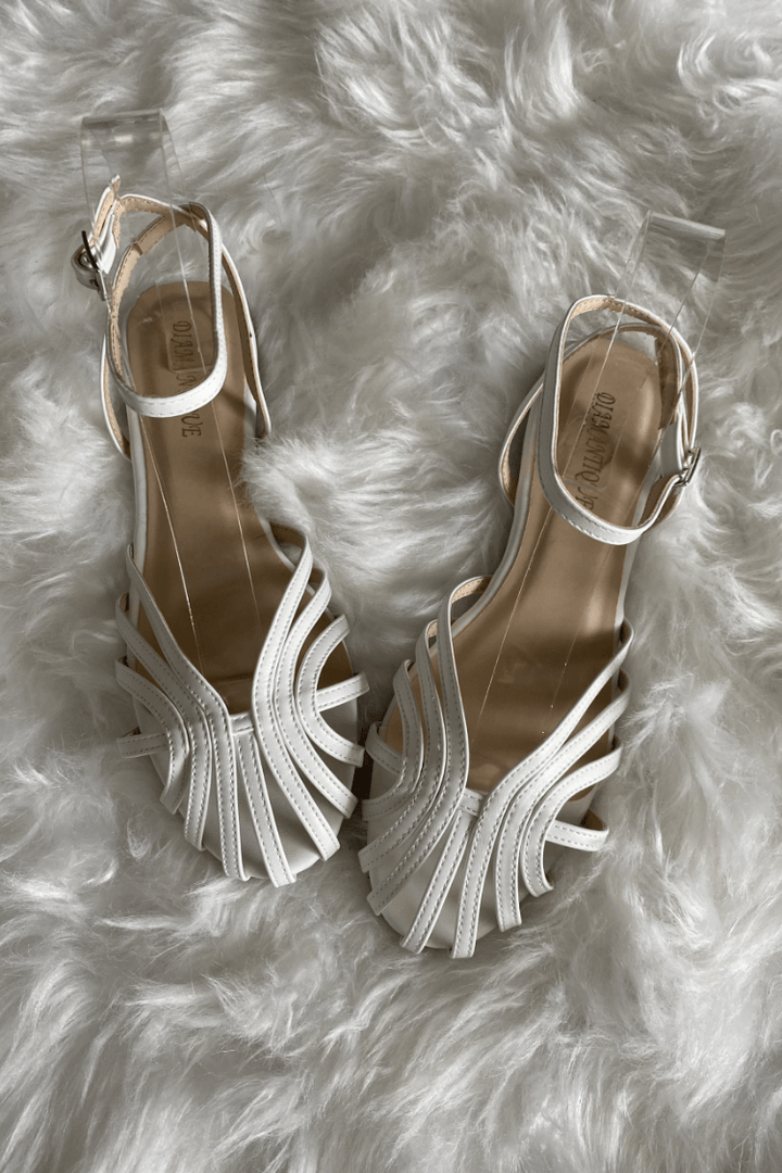 Katinka | Gullfargede sandaler med vifteformet design