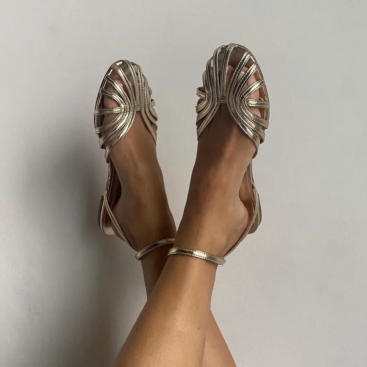 Katinka | Gullfargede sandaler med vifteformet design