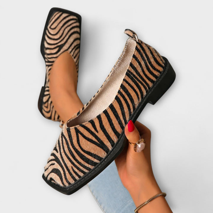 Ulani | Statement flats med dyreinspirert mønster